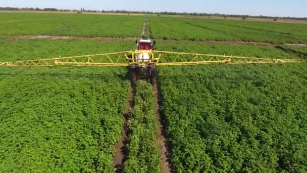 Tiro Aéreo Grande Reservatório Tração Trator Com Água Instalação Irrigação — Vídeo de Stock