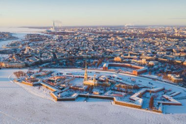 Saint-Petersburg, Rusya, Peter ve Paul Kalesi güzel hava kış güneşli görünümü şehir manzarası ve şehir ötesinde sahne ile, drone vuruldu 
