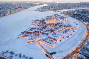 Akşam kış hava görünümü, Peter ve Paul Kalesi, Neva nehri, St Petersburg, Rusya