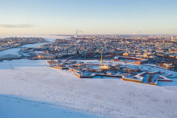Bella vista aerea invernale soleggiata di San Pietroburgo, Russia, Pietro e Paolo Fortezza con paesaggio urbano e paesaggio al di là della città, girato da drone — Foto Stock