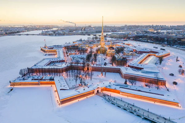 Akşam kış hava görünümü, Peter ve Paul Kalesi, Neva nehri, St Petersburg, Rusya