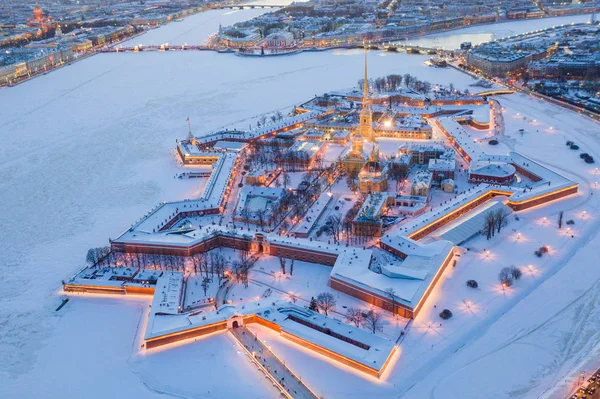 Vista aérea de invierno por la noche, fortaleza de Pedro y Pablo, río Neva, San Petersburgo, Rusia — Foto de Stock