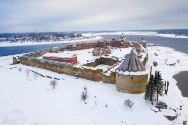 Shlisselburg kasabası yakınlarındaki Neva nehri adasında kale Oreshek havadan görünümü. Ladoga Gölü. Bir kale ile Ada.