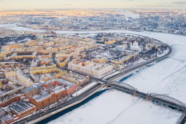 St. Petersburg'un merkezine en iyi manzara. Bolşeokhtinsky köprüsü ve Smolny Katedrali, Neva nehri.
