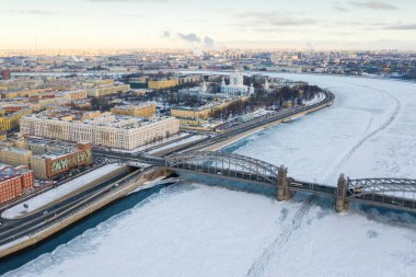 St. Petersburg'un merkezine en iyi manzara. Bolşeokhtinsky köprüsü ve Smolny Katedrali, Neva nehri.
