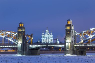 Peter Büyük Köprü ve Smolny Katedrali Saint-Petersburg kış gecesi ışıkları ile