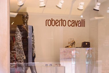 Venedik, İtalya - Mayıs 2017: Venedik'teki Roberto Cavalli amiral gemisi mağazasının cephesi. Roberto Cavalli İtalya'da kurulmuş dünyaca ünlü bir moda evi.