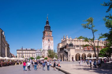 Krakow, Polonya - Haziran, 2017: Town Hall Tower, Eski Kent'teki Ana Pazar Meydanı'nın ana odak noktalarından biridir..