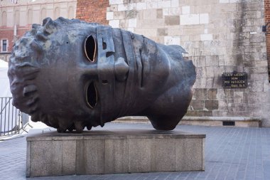 Krakow, Polonya - Haziran 2017: Polonyalı sanatçı Igor Mitoraj'ın Pazar Meydanı'ndaki baş heykeli Eros Bendato