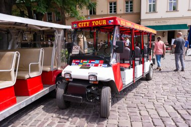 Krakow, Polonya - Haziran, 2017: şehir turu için tasarlanmış arabalar. Krakow Polonya'nın en büyük ikinci ve en eski şehirlerinden biridir..