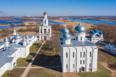 St. Yuriev Manastırı tapınaklarının görünümü (hava fotoğrafçılığı). Veliky Novgorod, Rusya Federasyonu