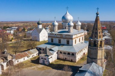 Eski Ortodoks simge mimari cephe görünümü - Veliky Novgorod, Rusya ön planda çiçeklerle Sign Our Lady katedrali