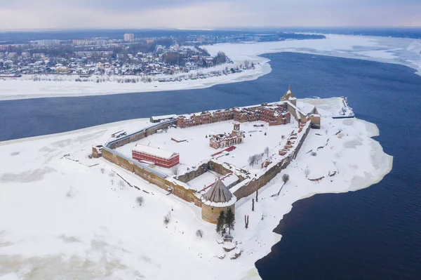 Veduta aerea sulla fortezza Oreshek sull'isola nel fiume Neva vicino alla città di Shlisselburg — Foto Stock