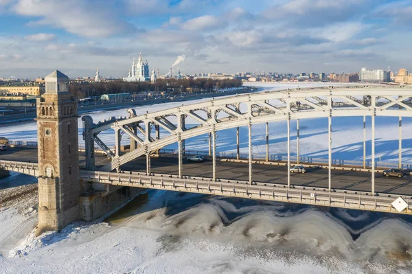 Bolsheokhtinsky Bridge through the Neva River in St. Petersburg in the winter sunny day — Stock Photo, Image