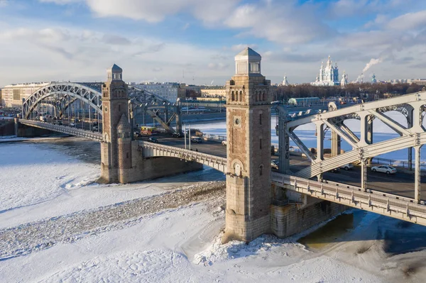 Bolsheokhtinsky Bridge through the Neva River in St. Petersburg in the winter sunny day — Stock Photo, Image