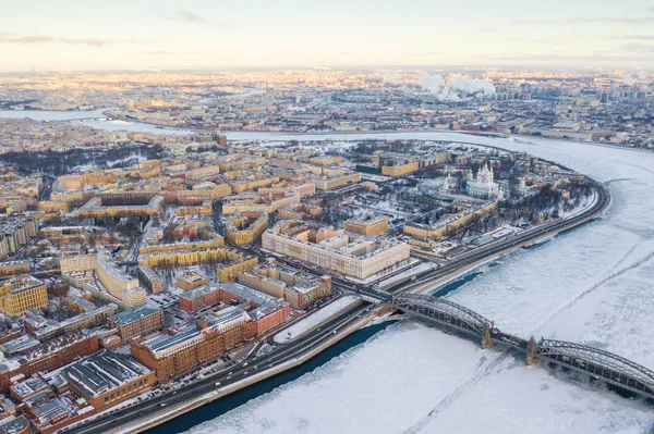Pohled na centrum Petrohradu. Bolševokinský most a Smolnyho katedrála, řeka Neva. — Stock fotografie