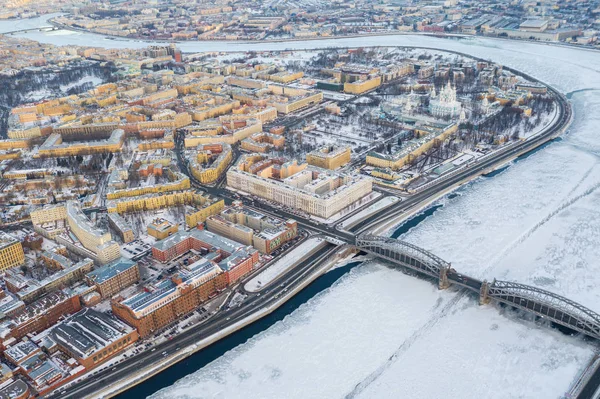 Vista dall'alto del centro di San Pietroburgo. Ponte Bolsheokhtinsky e Cattedrale di Smolny, fiume Neva . — Foto Stock