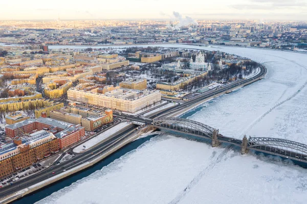 St. Petersburg'un merkezine en iyi manzara. Bolşeokhtinsky köprüsü ve Smolny Katedrali, Neva nehri.