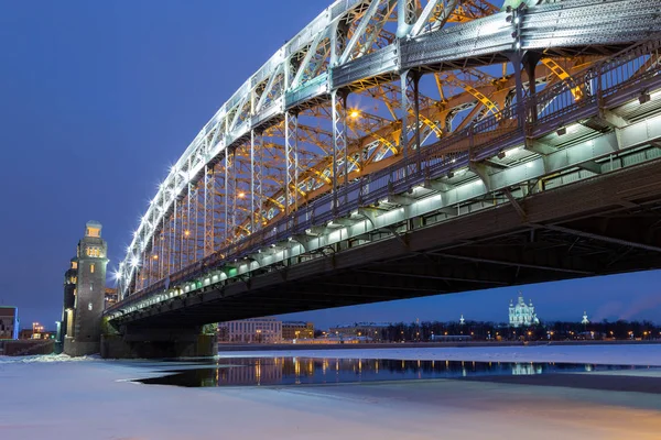 Puente Bolsheokhtinsky (también conocido como el emperador Pedro el Grande Puente), San Petersburgo, Rusia — Foto de Stock