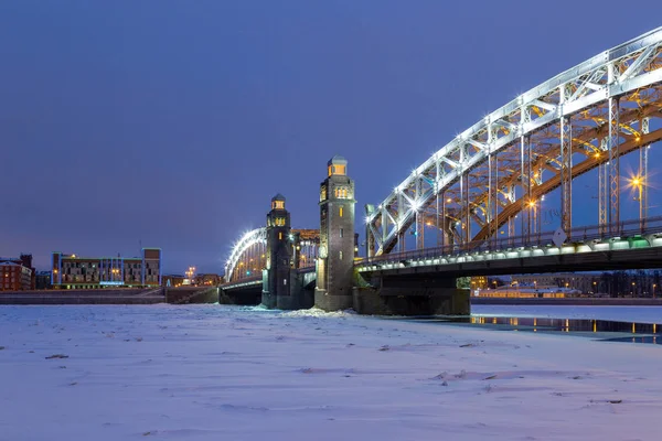 Pietro il Grande Ponte sul fiume Neva a San Pietroburgo di notte Vista Ponte Bolsheokhtinsky notte d'inverno — Foto Stock