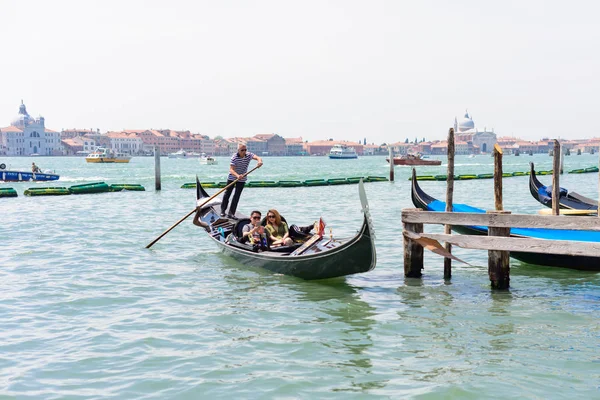 VENECIA, ITALIA - MAYO de 2017: gondolero veneciano haciendo una góndola a través de las aguas verdes del canal de Venecia Italia — Foto de Stock
