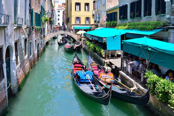 VENECIA, ITALIA - MAYO 2017: Hermoso escorzo de edificios en un pequeño canal en Venecia, con detalle de dos góndolas — Foto de Stock