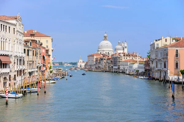 Benátky, Itálie - květen 2017: Canal Grande a bazilika Santa Maria della Salute. — Stock fotografie