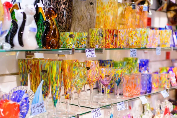 Benátky, Itálie-květen, 2017: Showcase obchod se suvenýry, Muranovo sklo, benátské suvenýry. — Stock fotografie