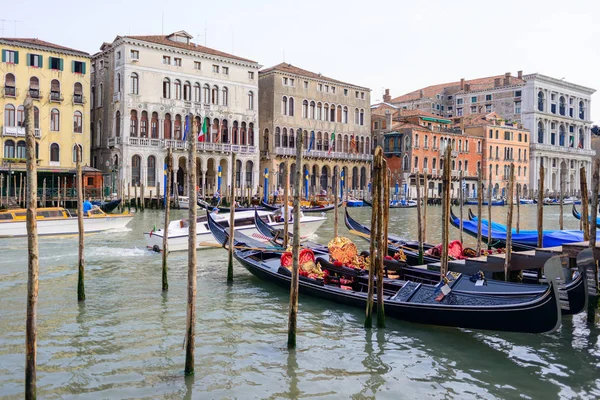 Gondola service tourist people travel around Venice canal grand in Italy — Stock Photo, Image