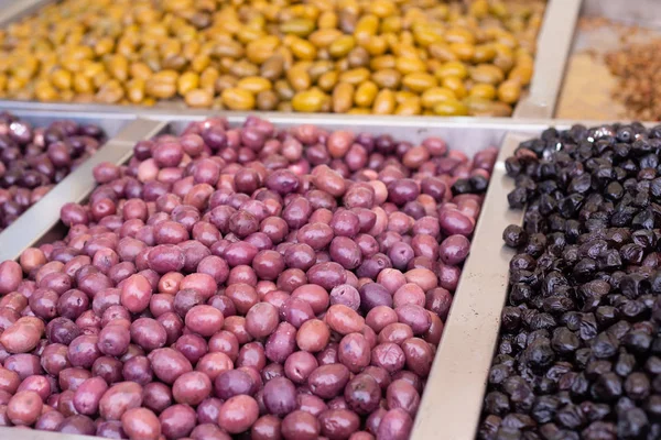 Sortiment an Oliven auf dem Markt — Stockfoto