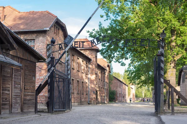 CAMPO DE CONCENTRACIÓN AUSCHWITZ-BIRKENAU, POLONIA - JUNIO, 2017: Arbeit macht frei en Auschwitz Polonia durante el holocausto — Foto de Stock