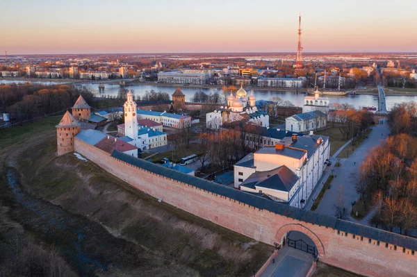 Veliký Novgorod, starověké hradby Kremlu a katedrály svaté Žufie. — Stock fotografie