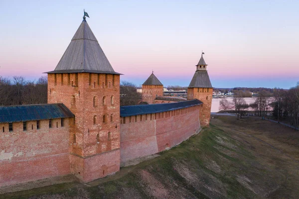 Torres velhas de Novgorod Kremlin, Veliky Novgorod, Rússia — Fotografia de Stock