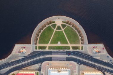 Vasilyevsky Adası'nın tükürüğü. St. Petersburg'da. Neva Nehri. Petersburg'un yaz manzarası. Havadan görünüm