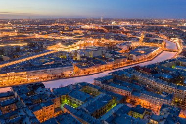 St. Petersburg merkezinin tepesinden gece panoramik manzarası.