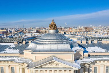St. Petersburg, Rusya - Mart, 2019: Minerva antik heykeli üzerinde 