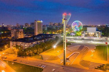 Rostov-On-Don, Rusya - Mayıs 2019: Rostov-on-Don'daki tiyatro meydanının akşam manzarası, havadan manzara