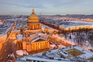 St Petersburg merkezinin havadan görünümünden gece panoramik görünümü. Aziz Isaac'in Cathedra'sı