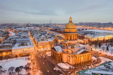 St Petersburg merkezinin havadan görünümünden gece panoramik görünümü. Aziz Isaac'in Cathedra'sı