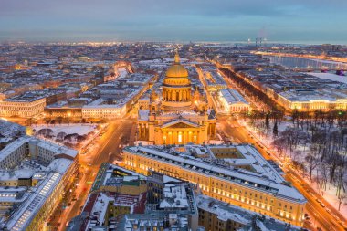 St Petersburg merkezinin havadan görünümünden gece panoramik görünümü. Aziz Isaac'in Cathedra'sı