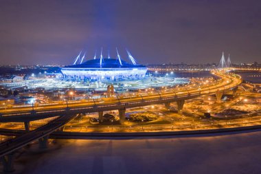 St. Petersburg, Rusya - Mart, 2019: Neva Nehri Finlandiya Körfezi'ne akar. Yüksek hızlı otoyol. Stadyum Zenit Arena. Rusya'nın şehirleri. Quadrocopter drone uçuşundan görünüm