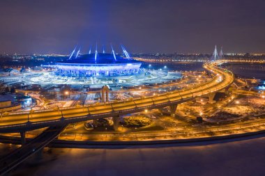 St. Petersburg, Rusya - Mart, 2019: Neva Nehri Finlandiya Körfezi'ne akar. Yüksek hızlı otoyol. Stadyum Zenit Arena. Rusya'nın şehirleri. Quadrocopter drone uçuşundan görünüm