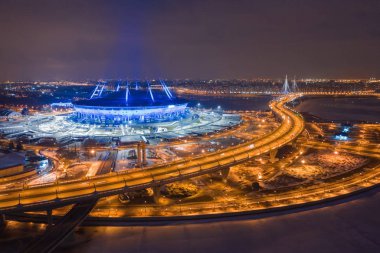 St. Petersburg, Rusya - Mart, 2019: Neva Nehri Finlandiya Körfezi'ne akar. Yüksek hızlı otoyol. Stadyum Zenit Arena. Rusya'nın şehirleri. Quadrocopter drone uçuşundan görünüm