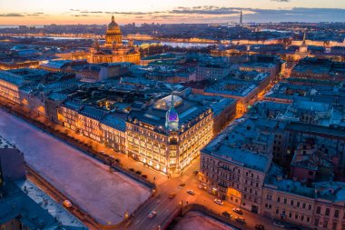 St. Petersburg, Rusya - Mart, 2019: Red Bridge yakınında mağaza mağazası sınıfı lüks. Arka planda şehir ve St Isaac Katedrali, gün batımında akşam 