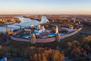 Veliky Novgorod, eski şehir, Kremlin'in antik duvarları, Ayasofya Katedrali. Rusya'nın ünlü turistik yer.