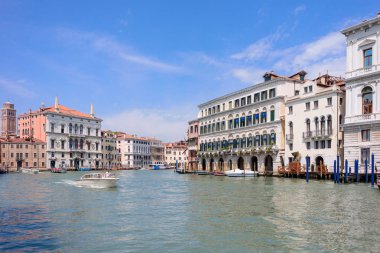 Venedik, İtalya - Mayıs 2017: Ponte di Rialto/ Rialto köprüsü, Canal Grande'de su tramvay durağı/istasyonu yakınında bulunan renkli Venedik mimarisinin güzel manzarası