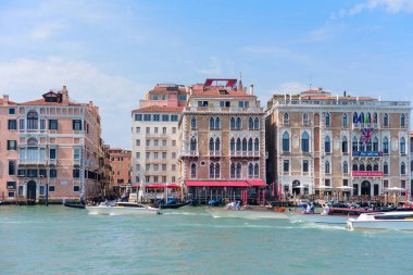 Venedik, İtalya - Mayıs 2017: İtalya'da güneşli bir günde Venedik'te cepheler ve büyük kanal evler 