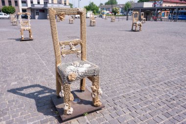 Krakow, Polonya - Haziran, 2017: Yahudi gettosu anısına sanat enstalasyonarnavuttaşı arnavut kaldırımlı sokakta Massive sandalye. Popul ile Krakow. 800.000 kişi 2.35 milyon vardır. yabancı turistler yıllık