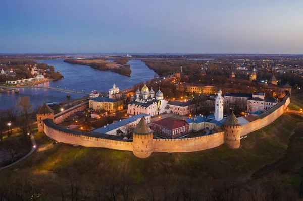 Veliky Novgorod, la ciudad vieja, las antiguas murallas del Kremlin, la catedral de Santa Sofía. Famoso lugar turístico de Rusia . — Foto de Stock