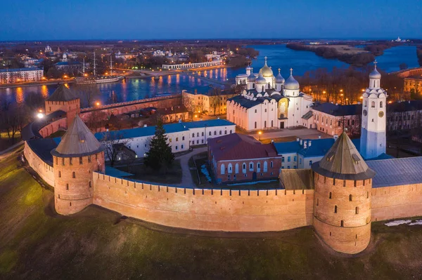 Veliky Novgorod, las antiguas murallas del Kremlin y la Catedral de Santa Sofía . — Foto de Stock